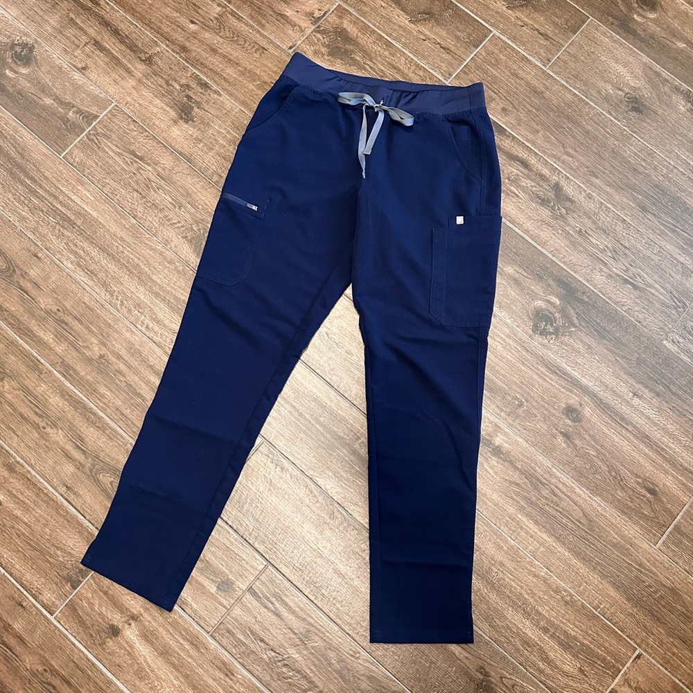 Figs Yola Skinny 2.0 navy scrub pants in medium/tall (32" inseam).